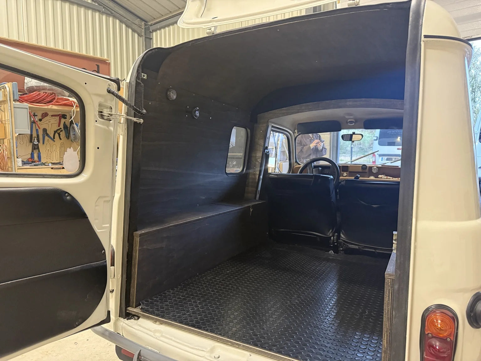 Vanlife Market : véhicule et équipement en situation réelle